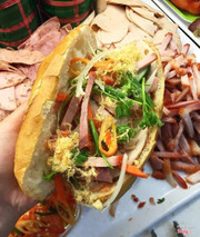 Bánh mì thịt : 15.000đ