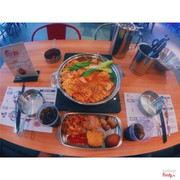 Không gian quán khá rộng. Phục vụ mấy bạn trẻ trẻ tư vấn rất chu đáo❤️ Đồ ăn ngon nhìn tươi lắm❤️ Hôm đó còn thấy cô chủ người Hàn tự tay lau bàn sắp lại ghế. Thân thiện cực. See you soon!!