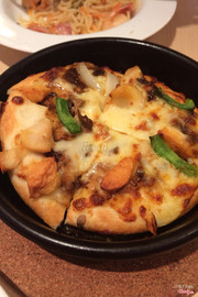 Black pepper chicken pan pizza