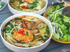 Bún chả cá thu Đà Nẵng Chả cá khá chất lượng, vẫn còn giữ được vị ngọt của cá, thậm chí ăn chả còn có xương cá đính kèm :)). Ngồi ăn nhìn phía chế biến thấy nvien quán còn tự tay làm chả cá với cách chế biến khá sạch sẽ an toàn. Vị chả cá miếng khá đậm đà, nước dùng ngọt cảm giác rõ được ninh từ xương cá. Bát bún hoặc bánh đa còn có khá nhiều măng và rau ăn kèm, còn có cả giò tai nếu khách muốn gọi. Hàng quán được dọn dẹp sạch sẽ, ngăn nắp. 40k/bát đầy đủ cả chả giò