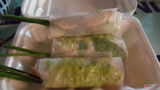 3 cái gỏi cuốn vừa mua :)