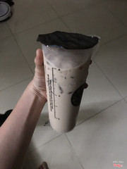 Li trà sữa trân châu hoàng gia không có bóng dáng hạt trân châu nào hết