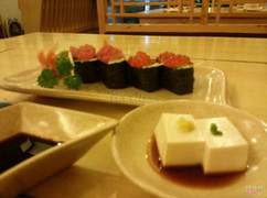 Sushi trứng cá hồi
