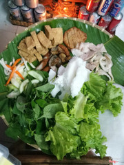 Mẹt bún đậu tá lả lớn 70k.