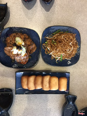 Khai vị bắp bò Tứ Xuyên. Món mì trộn xì dầu và bánh bao chiên ăn kèm cá. 