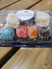 Bánh cầu vồng với: Cốt bánh bông lan được bao quanh bởi lớp socola sệt sệt và ngoài cùng là lớp cơm dừa sấy khô tạo nên 1 hương vị rất đặc biệt và thật sự cũng hấp dẫn bởi màu sắc như chính tên gọi của bánh Cầu Vồng. 25k/h