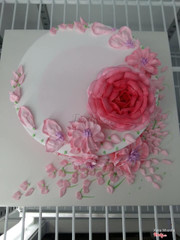 Bánh kem tươi- trang trí hoa tươi phong cách hiện đại