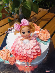 Bánh sinh nhật dành cho bé gái với chủ đề: Con mãi là cô công chúa bé bỏng, đáng yêu của Bố Mẹ nhé! 300k - 350k size bánh 20cm