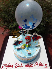 Bánh kem tươi- giành tặng các bé thích siêu nhân và chú chó cứu hộ