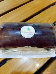 Bánh chuối size to: Bánh mềm, ẩm, xốp, thơm lựng mùi chuối, socola và sữa hoà quyện. Khi ăn bạn sẽ cảm nhận từng miếng chuối sần sật, giòn rụm của socola chip hoà quyện với nhau tạo ra 1 hương vị rất riêng và đặc trưng rất đáng thử. Và cũng là lựa chọn hàng đầu cho những phụ huynh nào có em nhỏ rất ít ăn trái cây, Bánh chuối sẽ cung cấp đầy đủ chất xơ và chất bột cho bạn! 50k/h