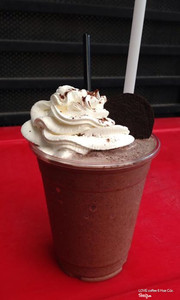 Cookie Ice blended ( sôcôla + Bánh Orie + đá xay + kem béo )
