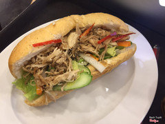 Bánh mì gà xé cay