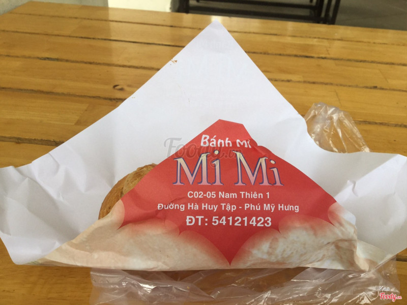 Ổ bánh mì kèm khăn giấy và tăm