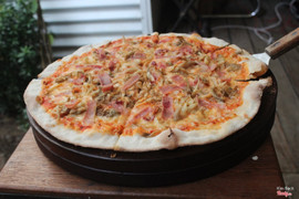 pizza ở đây không ăn với tương ơt hoặc tương cà mà các bạn í bảo là ăn với dầu ớt mới hòa quyện được vị - thử và lạ thiệt keke, nhưng thích vì đế bánh mỏng không át vị topping ở trên
