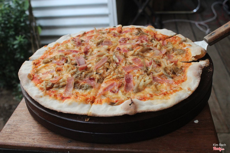 pizza ở đây không ăn với tương ơt hoặc tương cà mà các bạn í bảo là ăn với dầu ớt mới hòa quyện được vị - thử và lạ thiệt keke, nhưng thích vì đế bánh mỏng không át vị topping ở trên
