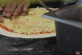 thấy anh đầu bếp làm bánh pizza nà