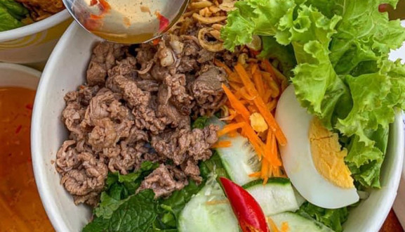 Cậu Sơn - Bún Trộn Nam Bộ & Mì Màu Cua Chả - Lê Văn Hiến