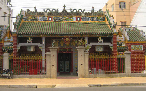 Đi chùa ngày Tết