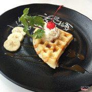 Waffle vs sốt caramel muối