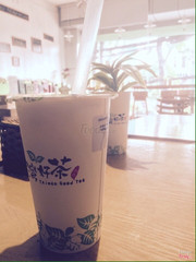 View quán và đồ uống khá ổn. Tuy nhiên đồ uống mang hương vị kiểu đại trà, không có gì nổi bật lắm. Nhưng nếu bạn đang tìm kiếm 1 quán ăn để tụ tập hoặc đơn giản là ngồi ôm lap cả buổi thì đây là lựa chọn không tồi 