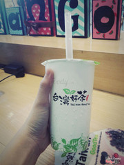 Trà sữa sợi Q dừa vị matcha. Khá là ngon. Sợi dừa ăn lạ lạ vui miệng nhưng hơi ngậy.  Quán đẹp hơn cơ sở ở Trung Hòa. Wifi cũng ngon nghẻ hơn ;)))