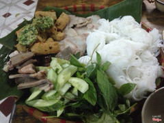 Đậu hũ giòn rụm.bún ngon.thịt ngon.trà tắc cũng ngon.ở đây hết sớm lắm luôn