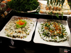 Bánh hỏi cuốn thịt.
Bánh ướt cuốn thịt