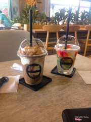 Chất lượng khá ổn, giá cũng hơi cao xíu. Quán rộng rãi , không ồn ào có thể học bài. Mình uống ở đây 3 lần. Tính mình thích trà sữa tuy nhiên vẫn hay đến quán vì nhân viên vui vẻ và chất lượng tốt, gửi xe free và chú bảo vệ nchuyen cũng dth nữa 