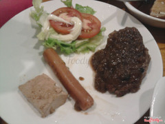 bít tết đà điểu - xúc xích - pate