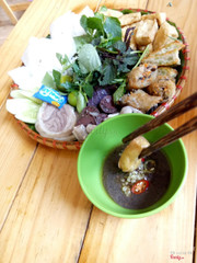 Bún đậu ngon, quán sạch sẽ. Đi ăn buổi trưa đúng lúc quán đông kín bàn. Ngoài việc phải đợi xếp bàn thì phục vụ khá nhanh, ngồi 5 phút là có đồ để chén.  Đậu quán khá đặc biệt, mềm ngậy lại giòn, chân giò tươi,  chả dồi rán cũng vừa, mắm tôm tuyệt. Ăn xong còn dư mắm tôm xin thêm bún ăn cho đỡ tiếc thì được bà chủ tặng miễn phí. Nói chung là hài lòng với giá quá bất ngờ, chỉ 30k 1 suất 2ce ăn đủ. Sẽ quay lại quán vào lúc vắng hơn, không vội vã để từ từ thương thức