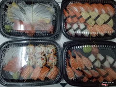 Bồ mình order, lúc đầu nghe bảo ăn sushi order về nhà, thấy cũng k ham mấy, ấy vậy mà lấy được lòng tui, sushi rất vừa miệng, cá hồi béo lắm, đặc biệt nước chấm thơm dễ sợ, mà gừng đỏ hơi ít, với ưng sốt cam mà chỉ xịt lên trên chứ k cho riêng