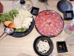 Set lẩu cho 2 người. Gọi thêm dĩa mì udon 20k nữa là bao no. 