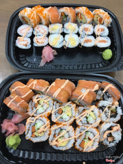 Đẹp mắt. Nhưng mà với giá cao ngang bằng với nhà hàng Edo sushi thì chất lượng lại chỉ được 1/3 so với Edo. Cuộn cơm to, toàn cơm mà nguyên liệu khác thì ít. Như cuộn cơm trứng kia thì chỉ có trứng không có dưa chuột cà rốt các kiểu và trứng cũng ngọt như đường ăn rất khó chịu. 