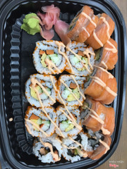 Cơm thì ko dẻo. Giống như cơm lấy từ tủ lạnh ra nên nó sần sật. 