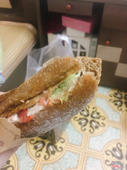 Bánh mì đen nhân cá ngừ