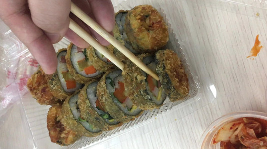 Kimbap ngon nhân đầy đặn