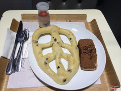 Olive Cheese Fougas (Bánh rán Ôliu), Crispy Tiramisu Pas và Strawberry Royal Pudding