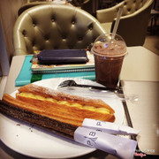 Trông có vẻ rảnh rỗi nhưng tôi đang ôn thi đấy 👌💋💋💋 #chuoxcream #churros #blackchurros #choco Đc cái churros ngon