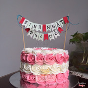 Bunting cake  Bunting cake - là loại bánh kem trang trí topping thường là vải, giấy màu cắt thành những lá cờ nhỏ mang những kí tự và ghép lại thành slogan hoặc những điều chúc có ý nghĩa. Cake bunting thường là được trang trí cho bánh cưới, sinh nhật hoặc bất cứ dịp đặc biệt nào và được rất được ưa chuộng trên thế giới.  Liên hệ : 01226919900 để có được chiếc bánh ưng ý nhé ! #menucupncake #buntingcake #buntingcaketopper #bycupncake #cupncake 