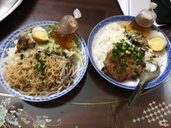 Mua một hộp sườn bì chả trứng kho về chia ra được hai dĩa...công nhận đúng với tiêu chí NGON BỔ RẺ ... quán bán được 30 năm rồi👍