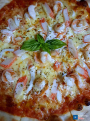 Moza cheese, tomato sauce, shrimp, squid, crab sticks