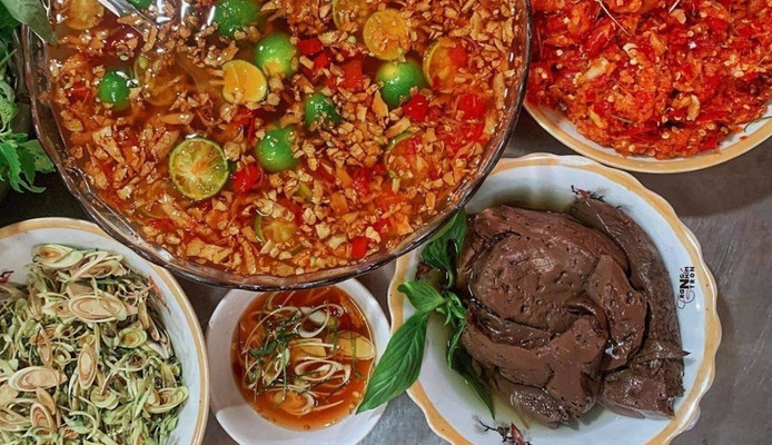 Cô Phương - Ốc Nóng & Tiết Luộc - Kim Ngưu - 260 Kim Ngưu