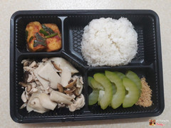 gà xào nấm, rau theo ngày or theo mùa, topping đậu sốt or lạc