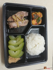 má đùi gà rang gừng, rau theo ngày or theo mùa, topping đậu sốt or lạc