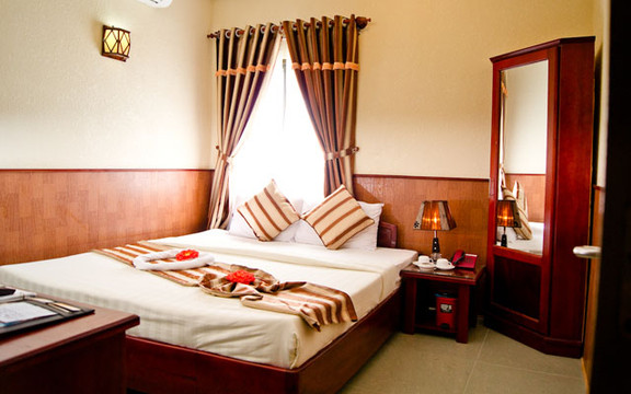 Hoa Phượng Hotel - Ung Văn Khiêm