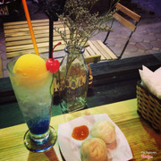 Lười quá nên mình bảo em pha chế là "cái gì ngon với mát thì pha cho chị" :)) thế là em ý làm món này, có viên kem Fanny to vật nữa. Like cho quán 1 phát :)) quán hình như mới mở vẫn hơi đơn giản, nhưng đồ uống khá. Đứa bạn mình nghiền cafe nó bảo là thích cafe ở đây nhắm. Có cả món bánh bao tí hon ngon phết nữa.