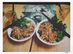 Không gian quán bé, nhân viên không niềm nở lắm. Menu đồ uống không phong phú :)) bù lại đồ ăn khá ngon, thịt nướng hơi đen, giá khá rẻ tầm 30k-50k 