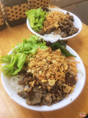 Bún trộn thịt nướng sốt me
