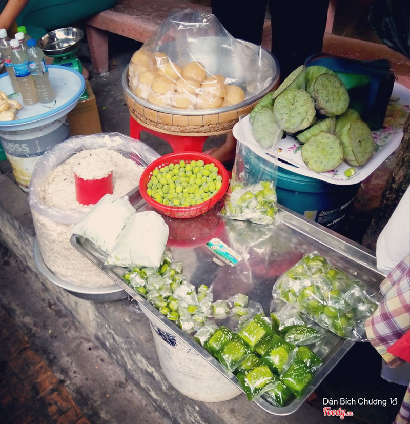 Hàng ăn vặt kế bên