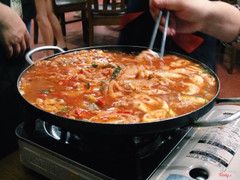 Lẩu Kimchi với cá thu Nhật.